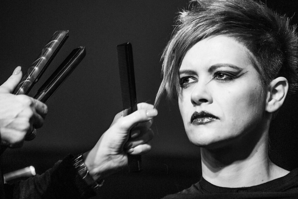 女性の髪の毛が絡まる抜け毛の原因とは？